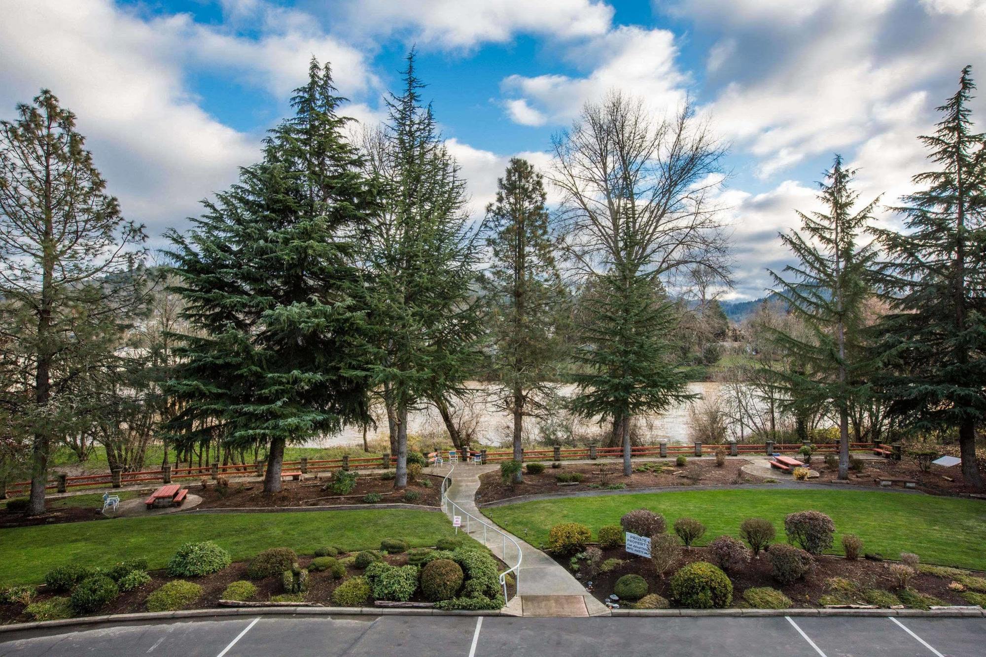 Riverfront Inn Roseburg Exterior photo