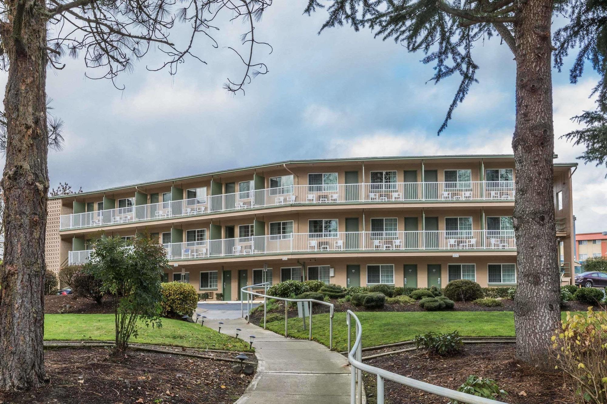 Riverfront Inn Roseburg Exterior photo