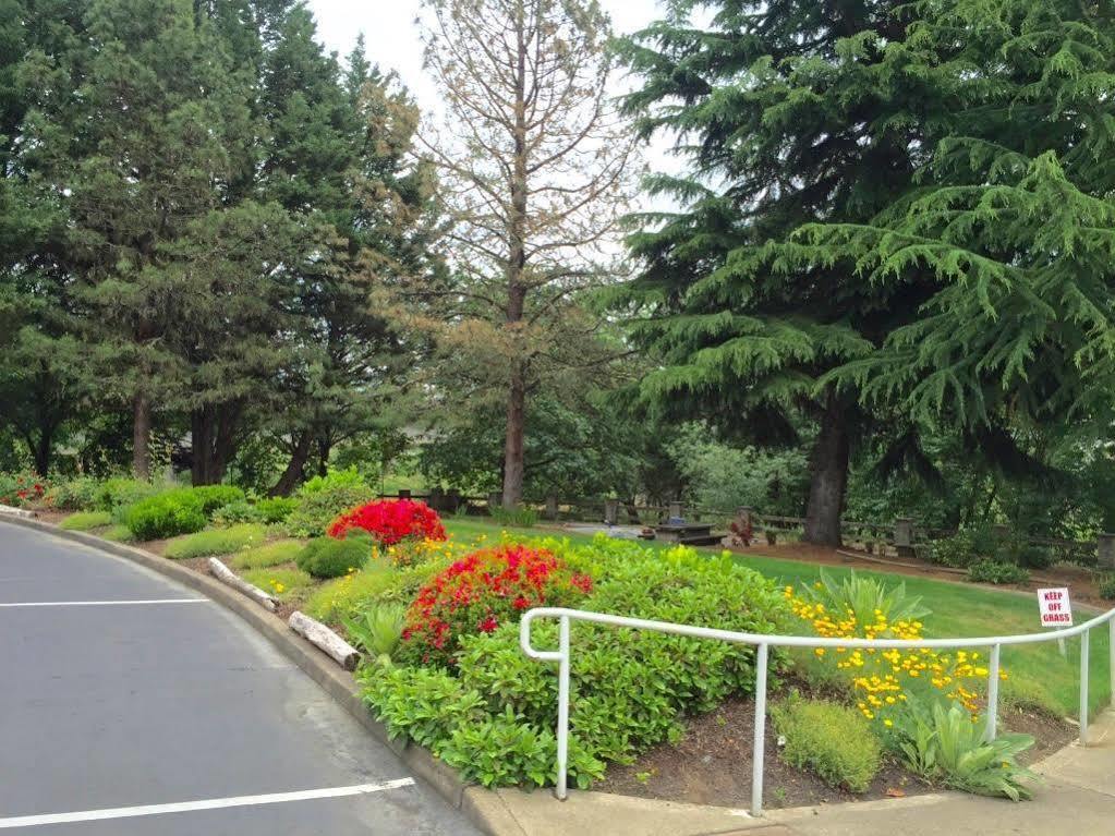 Riverfront Inn Roseburg Exterior photo