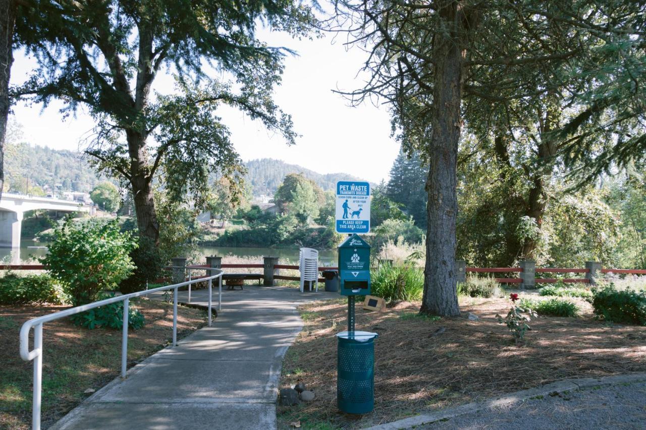 Riverfront Inn Roseburg Exterior photo